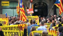 Centenars de persones es concentren a Barcelona contra la detenció de Puigdemont