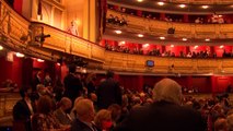 La Reina Sofía recibe la ovación del público del Teatro Real