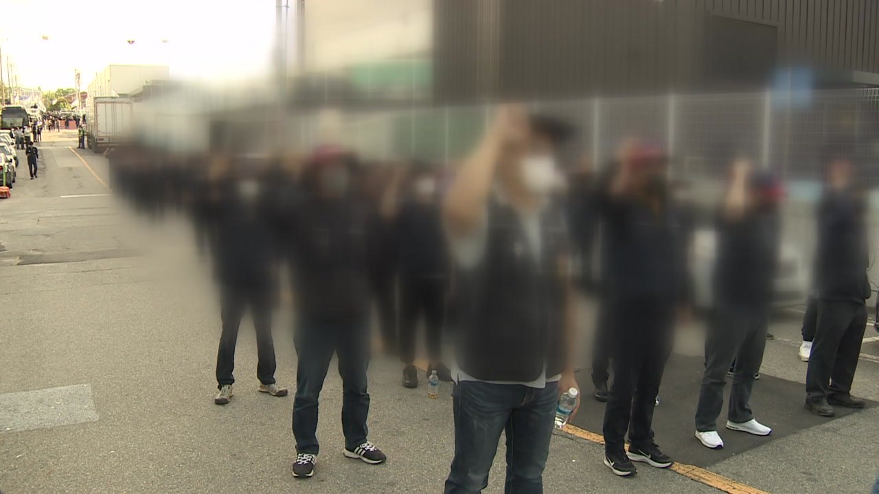 화물연대 청주서 이틀째 농성...화물차 진입 저지 시도 / YTN