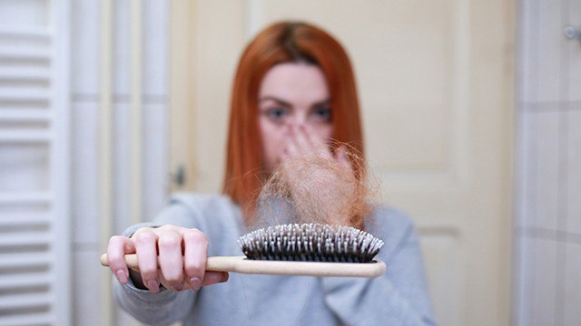 Atasi Rambut Rontok Pascamelahirkan dengan 5 Cara Ini