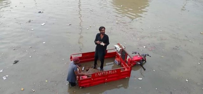 Muson yağmurları Pakistan'da sele neden oldu