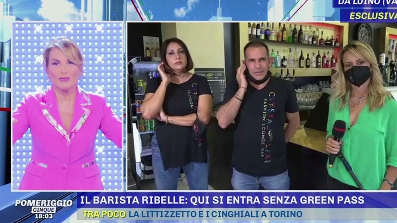 “Fermi, abbiate rispetto”. Pomeriggio Cinque, caos nello studio di Barbara D’Urso