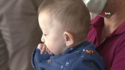Rahim nakliyle dünyaya gelen 'Ömer Özkan' bebek, nakli gerçekleştiren doktorun kucağında