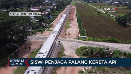 Siswi Penjaga Palang Kereta Api