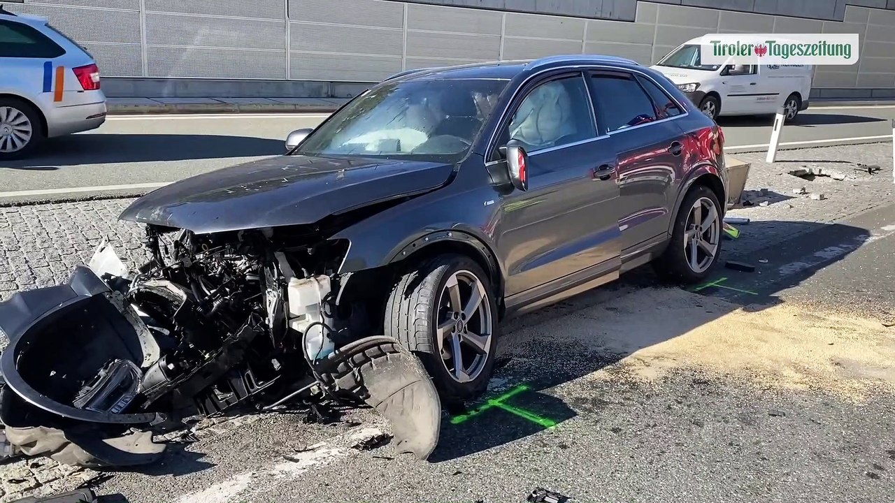 Sekundenschlaf: 17-Jähriger prallte in Söll mit Auto gegen Anpralldämpfer