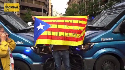 Ambient festiu davant del cordó policial