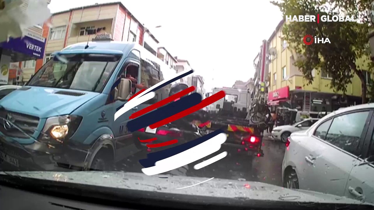 Öfkeli minibüsçü, kasklı motosikletliye kafa attı