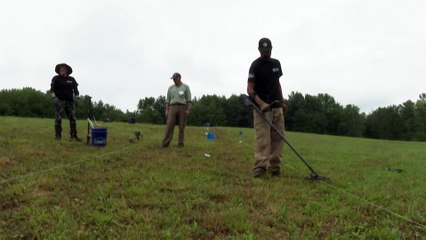 Veteranos de guerra à procura de objetos da Batalha de Saratoga