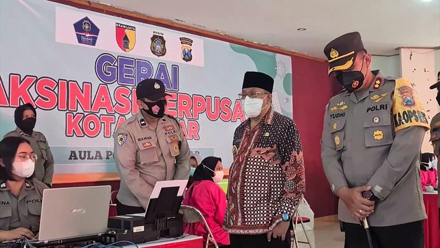 Polres Blitar Kota Vaksinasi 360 Masyarakat di Kampus UM PGSD