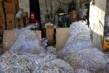 Evlerinden edilen Suriyeli kadınlar, "ilkel" karton geri dönüşüm fabrikasında çalışıyor