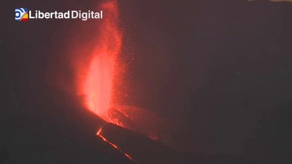 Varias bocas siguen erupcionando en la cima del volcán en La Palma