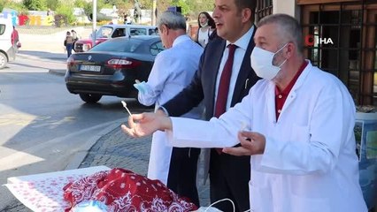 Dünya Turizm Gününde vatandaşlara kavala kurabiyesi ve tava ciğer ikram edildi