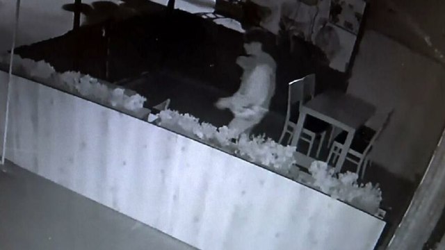 Hem soydu hem de dükkanın ortasına tuvaletini yaptı