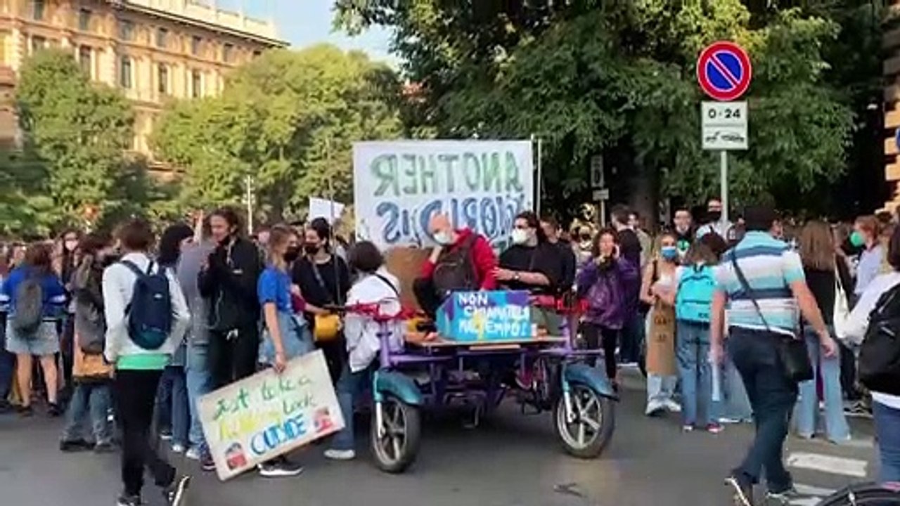 Fridays for Future sciopera per il clima: le voci della piazza "verde" di Milano
