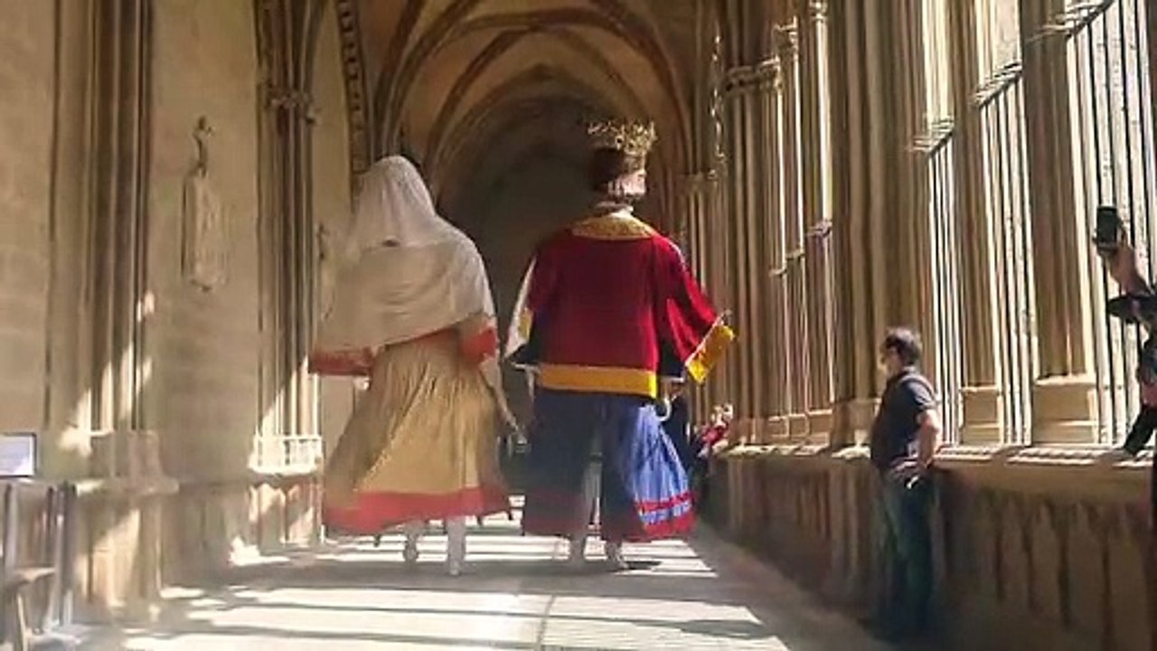 Los gigantes de Pamplona bailan en la Catedral de Pamplona
