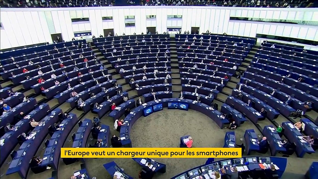 Écologie : la Commission européenne souhaite la création d’un chargeur universel pour les smartphones