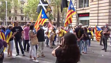 Unas 500 personas protestan en Barcelona contra la detención de Puigdemont