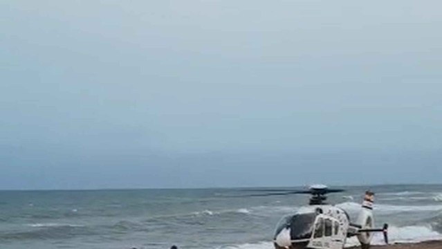 Operativo de búsqueda de la Guardia Civil para encontrar el cuerpo de un joven en una playa de Torrevieja