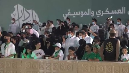 Mujeres saudíes militares participan en los desfiles del Día Nacional