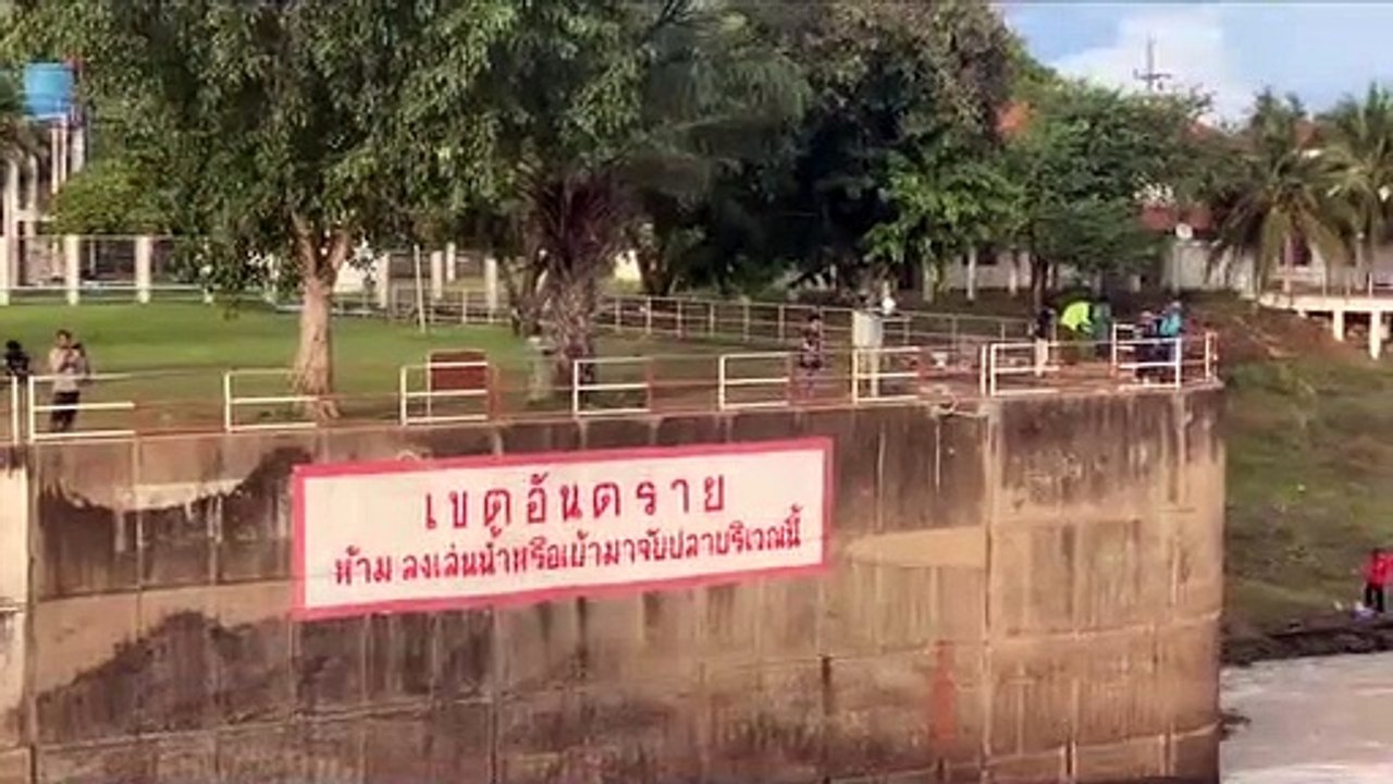 ศรีสะเกษ เตี้ยนหมู่ทำให้มวลน้ำจำนวนมากทะลักเขื่อนราษีไศลหวั่นกระทบบ้านเรือนไร่นาชาวบ้าน