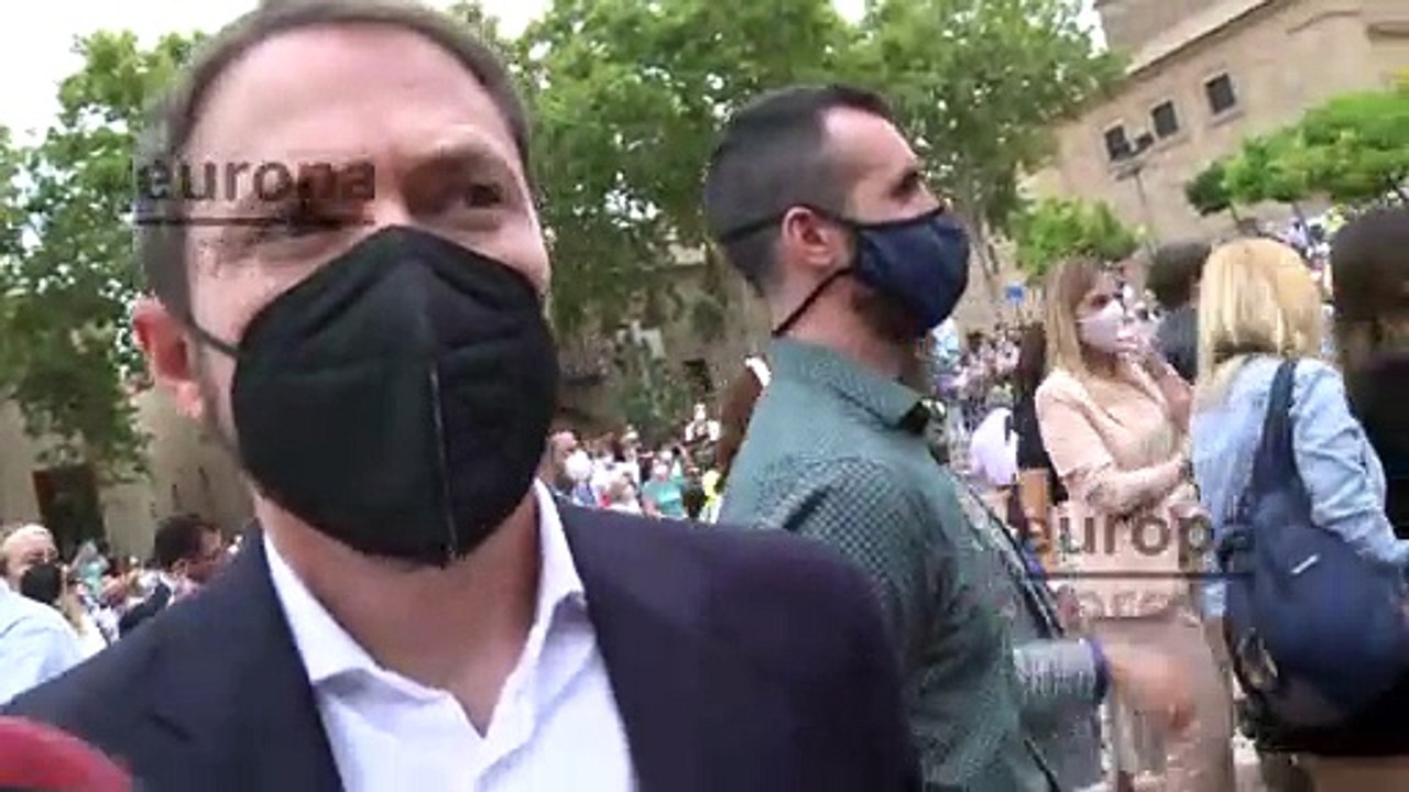 Manuel Martos acompaña a su padre, Raphael, en la inauguración de la estatua al cantante