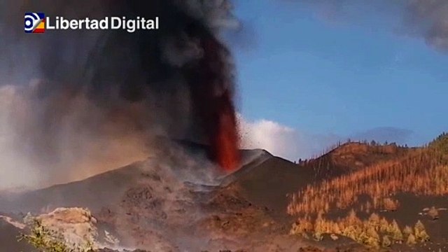 Así se ve la chimenea del volcán en erupción de cerca