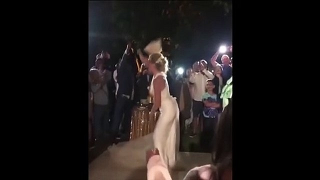 La mariée lance un sac Gucci à la place du bouquet et va le regretter