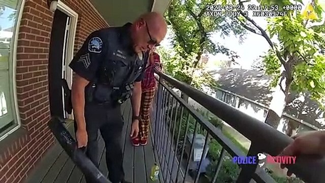 Un policier sauve une fillette qui a la tête coincée entre les barreaux d'un balcon
