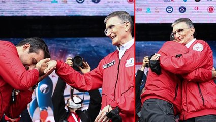 TEKNOFEST'te duygulandıran anlar! Aziz Sancar elini öpen Selçuk Bayraktar'a sarıldı