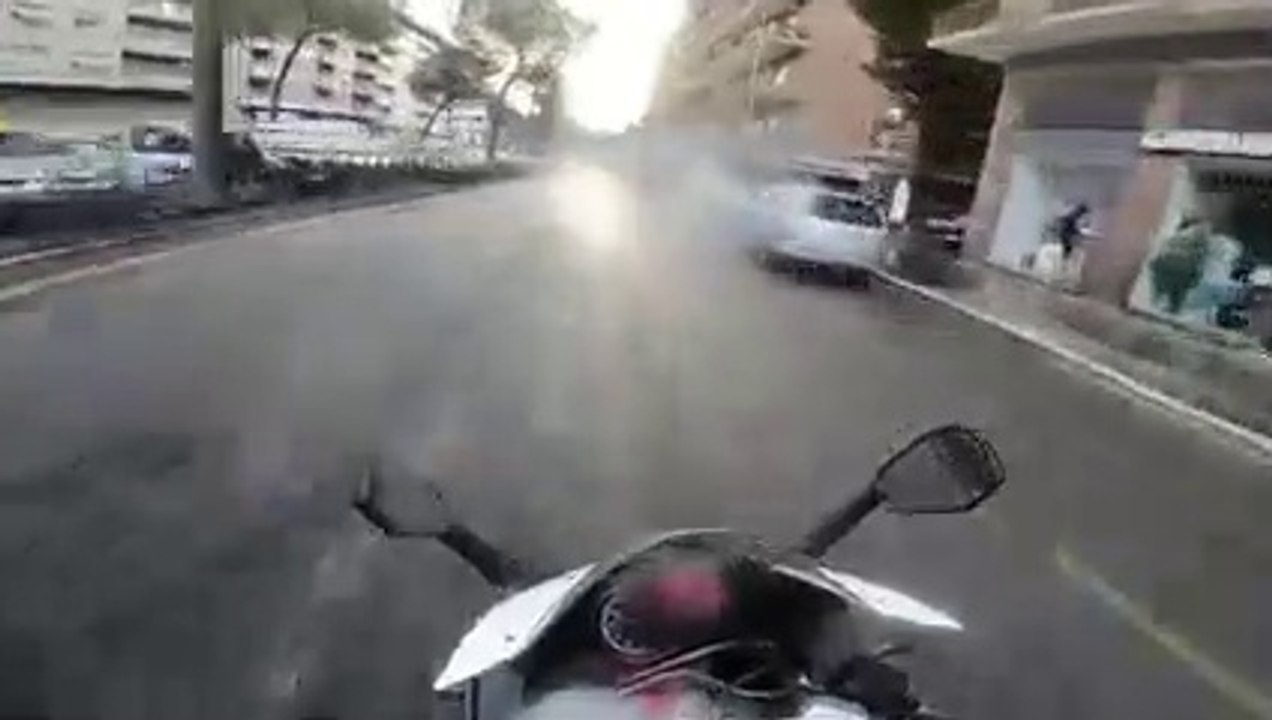 Incidente in centro , anziano attraversa col rosso e fa cadere centauro con la #moto