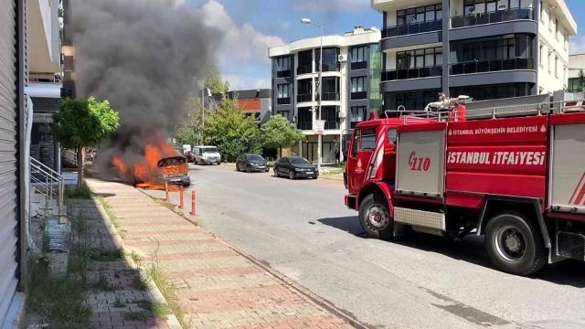 Sancaktepe'de hareket halindeki hafif ticari araç alev alev yandı