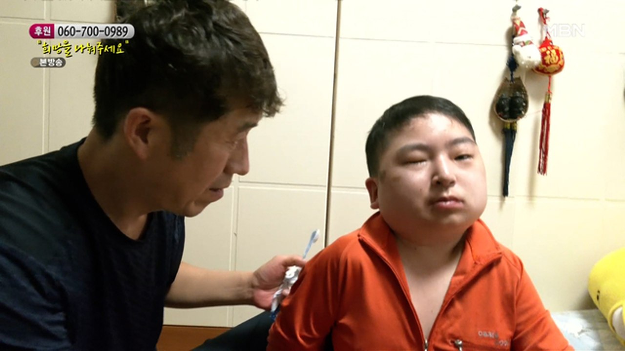 아들 양치질을 시켜줄 때마다 미안한 아빠