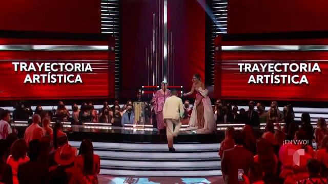 Eres un inútil , le dice Paquita la del Barrio a Bad Bunny en los Premios Billboard