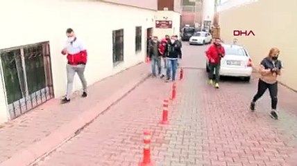 Uyuşturucu madde ticaretinden aranan şüpheli, saklandığı halının arkasında yakalandı