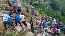 Por si no lo vio: Pobladores se unen y sacan picop de un barranco en Huehuetenango