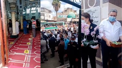 أسرة مصرية قبطية توزع الحلوى على المصلين في البحيرة احتفالا بعيد المحافظة