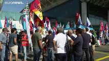 Bloccano l'autostrada per Fiumicino gli ex lavoratori Alitalia