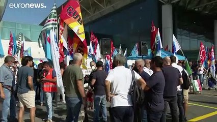 Download Video: Bloccano l'autostrada per Fiumicino gli ex lavoratori Alitalia