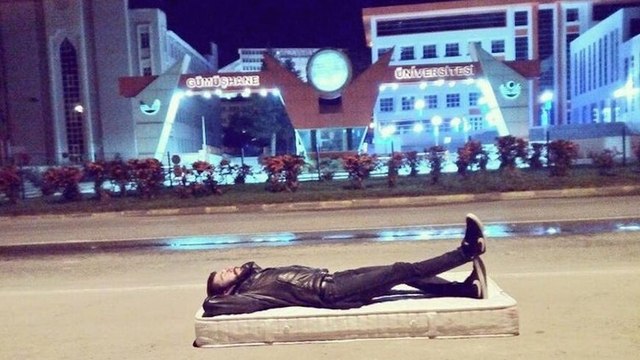 İstanbul'da barınma sorunu: 'Okulun meydanına çadır mı atalım yoksa yatak yorgan serip orada mı yatalım?'
