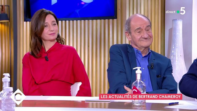 Anne-Elisabeth Lemoine honteuse face à une vidéo diffusée en direct par Bertrand Chameroy dans C à Vous , en présence du ministre de la Justice, Eric Dupond-Moretti.
