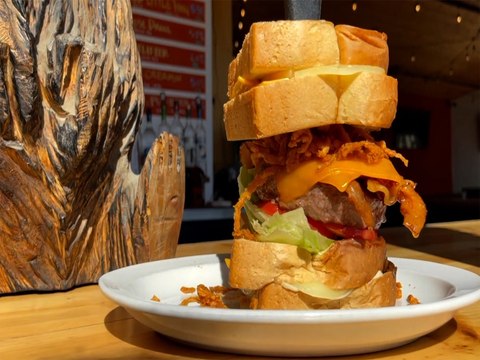 SASQUATCH BURGER! There is a monster burger that uses grilled cheese sandwiches as buns in Arizona - ABC15 Digital