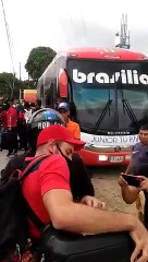 Jugadores del Junior llegan al aeropuerto de Barranquilla en moto