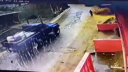 Niño es arrastrado por una fuerte correntada en Nuevo San Carlos, Retalhuleu