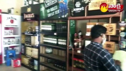 వైన్ షాప్ లో దొంగల హల్ చల్