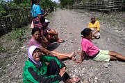 Mama-mama Menghalangi Rombongan Kontraktor Masuk Dusun Malapoma