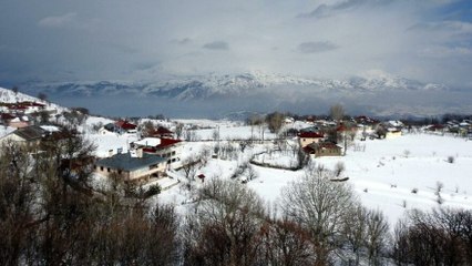 下载视频: Bayburt’un yüksek kesimlerinde kar yağışı etkili oldu