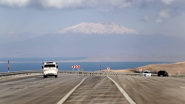 Süphan Dağı'na mevsimin ilk karı yağdı
