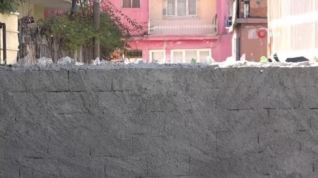 'Tapulu arazim' dedi, sokağı duvar örerek kapattı