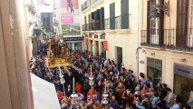 A veces lo que nos advierte de que una procesión va a pasar es el olor a incienso.