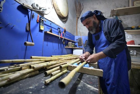 Kültürünü yaşatmak için yaptığı neylerle gönüllü kurs veriyor